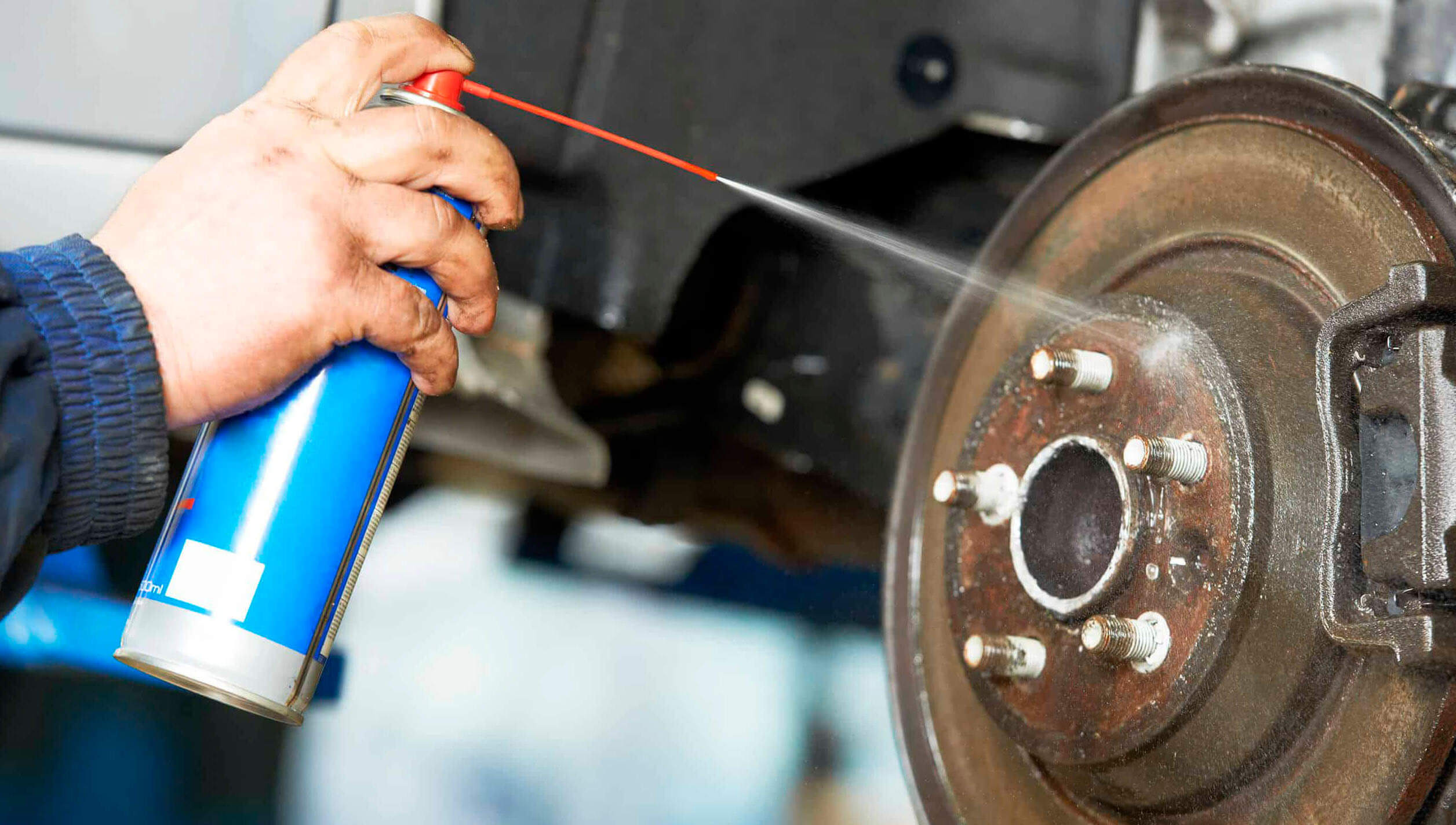 Mantenimiento de frenos con engrasante en aerosol